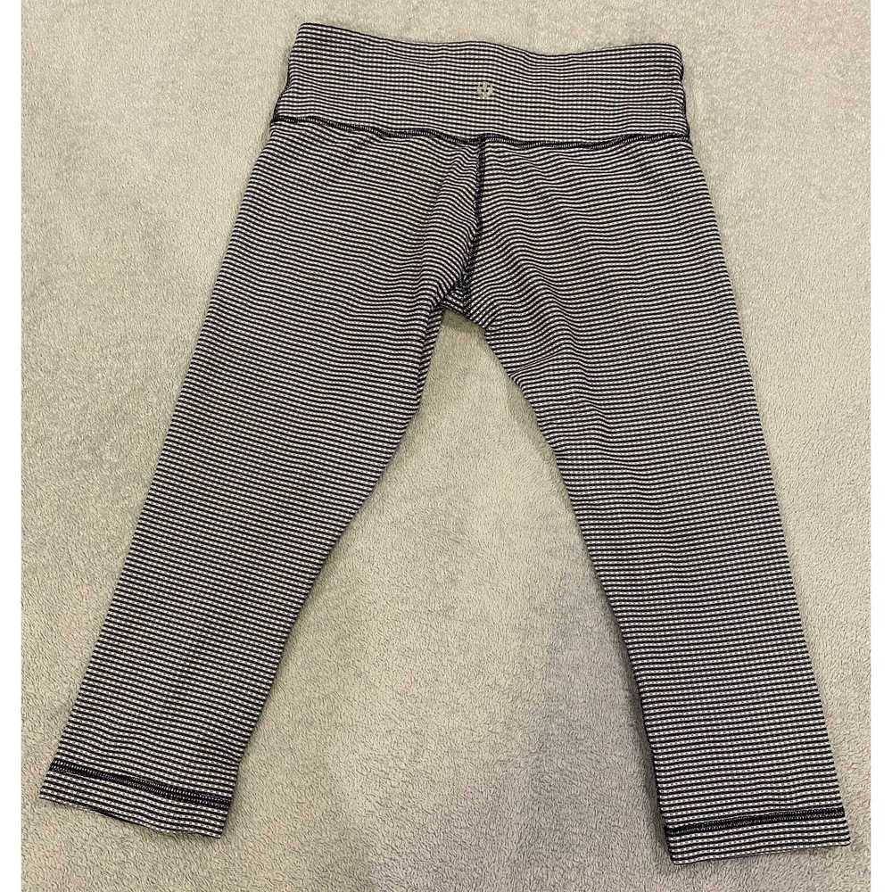 Lululemon Women's 6 Black Houndstooth Capri Athletic Leggings